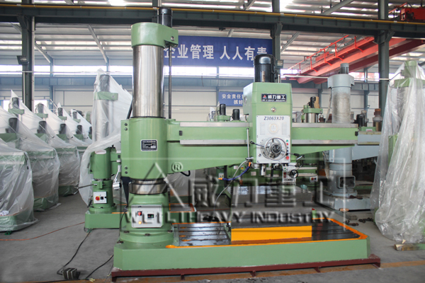 3063*20液压摇臂钻床加工车间